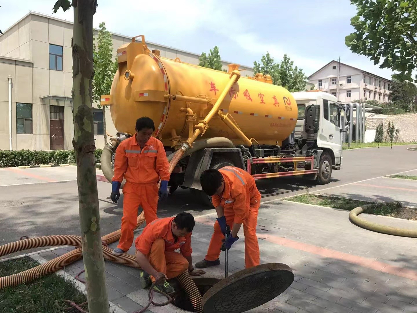 石林管道疏通车停在窨井附近