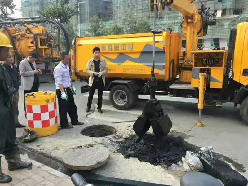 石林街道：网格员化身“清道夫”，为民解忧疏通“堵心”化粪池